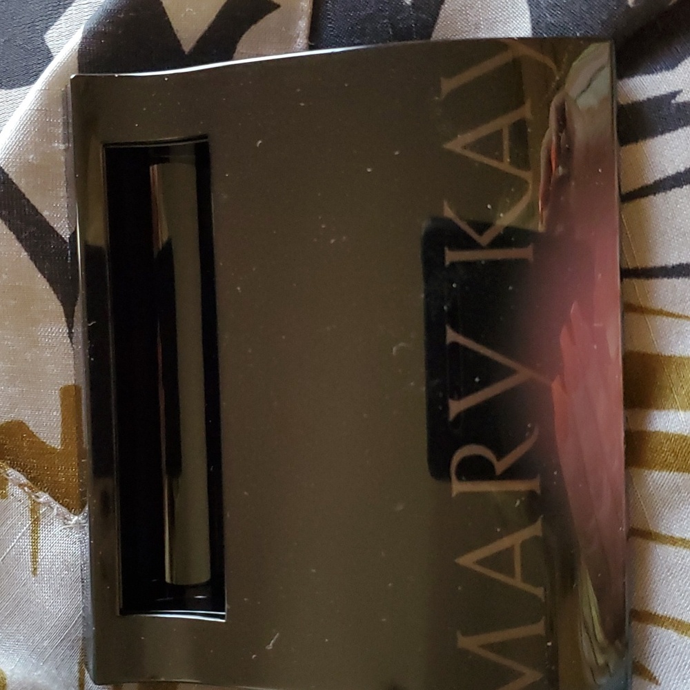 Mary Kay Compact - Picture 4 of 4